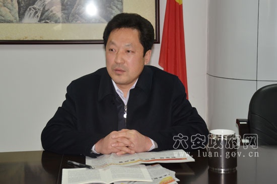 市委副秘书长,市委办公室主任黄志传主持会议.