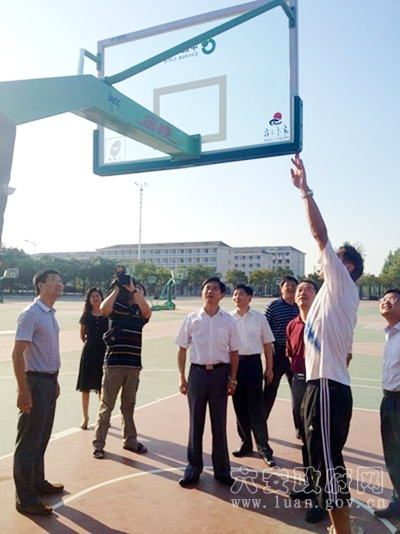 查篮球比赛场地