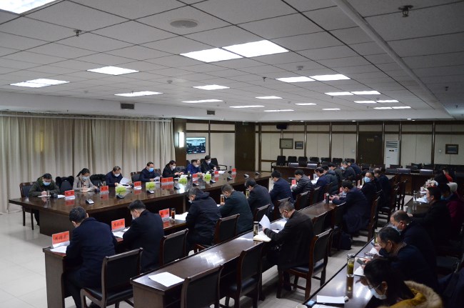2月28日晚，市长叶露中主持召开市疫情防控工作视频调度会。