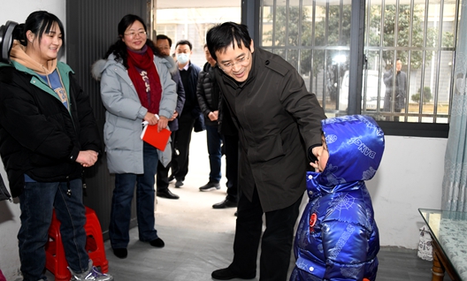 潘东旭在六安城区开展春节走访慰问时强调坚持以人民为中心的发展思想