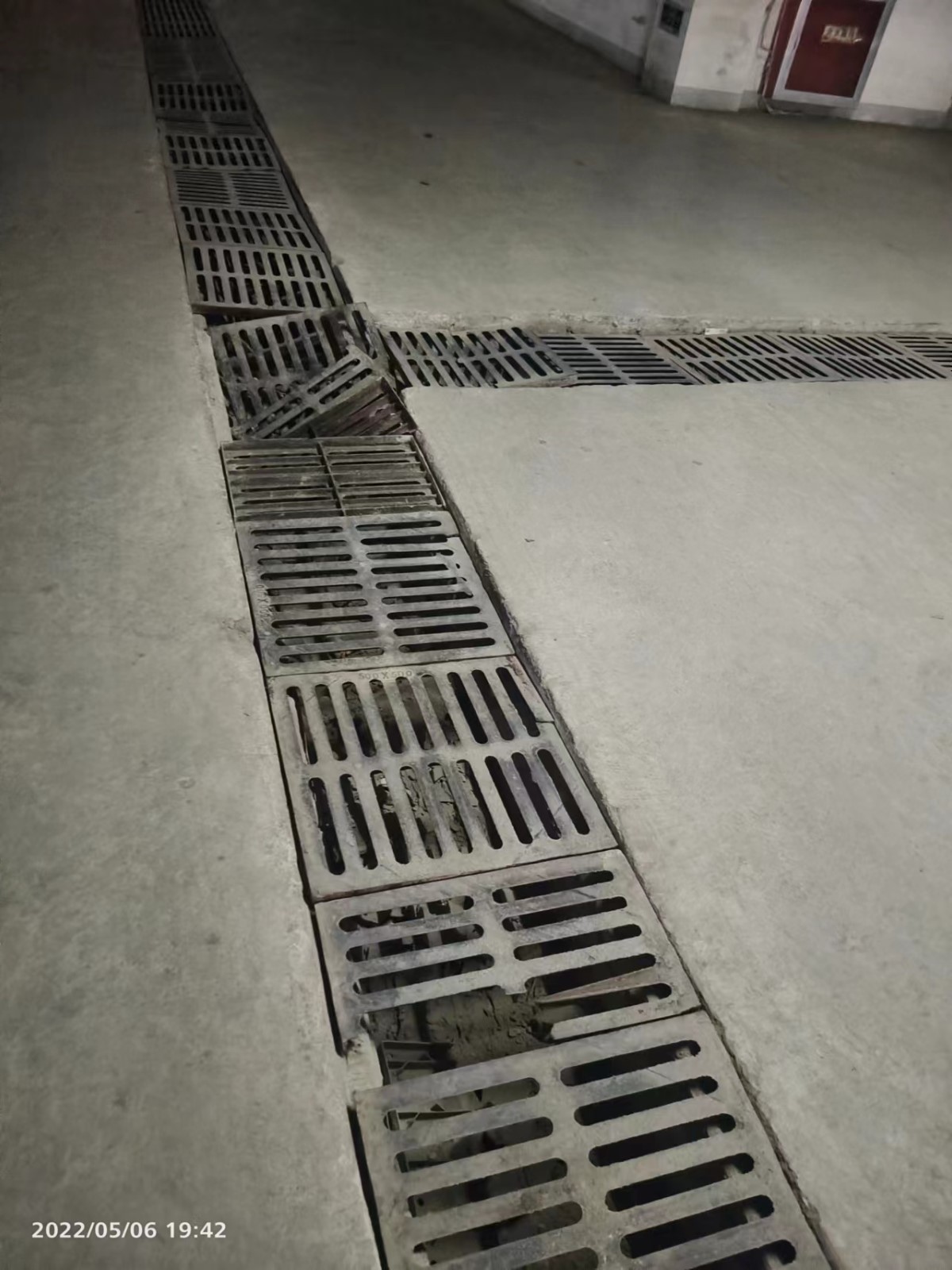 永丰小区地下室排水沟盖板损坏严重