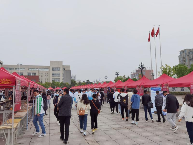 组织人事部组织企业参加六安市技师学院校园招聘会