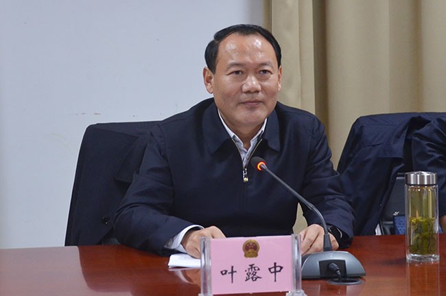 叶露中在主持召开市政府党组会时强调