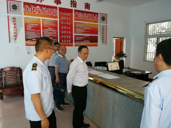 市局调研员沈俊,霍邱县局局长张固明等陪同调研