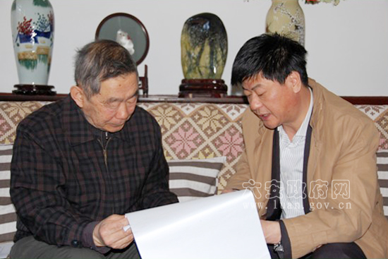 王安义(右)向朱世雄(左)介绍朱蕴山纪念馆筹建情况