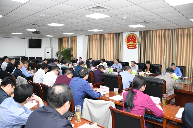 副市长束学龙,孙学龙,王岚,孙军,郑刚,市政府秘书长陆纯参加会议.