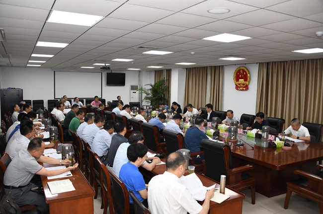 潘东旭主持召开市政府第72次常务会议