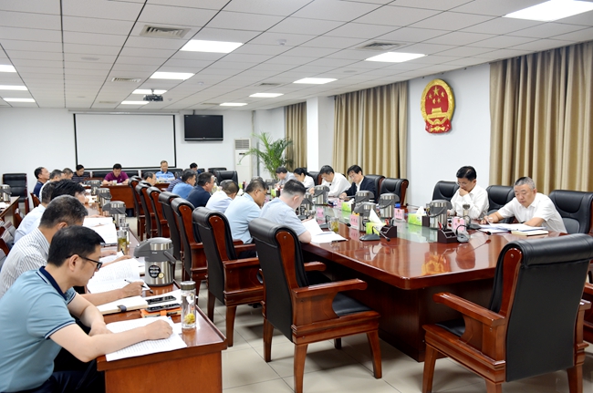 副市长束学龙,谢忠,孙学龙,王岚,郑刚,市政府秘书长陆纯参加会议.