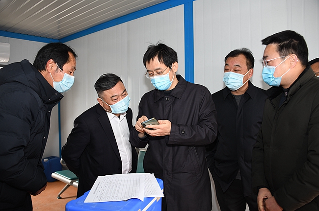 12月28日上午，市长潘东旭来到霍山县，检查督导节前疫情防控工作。