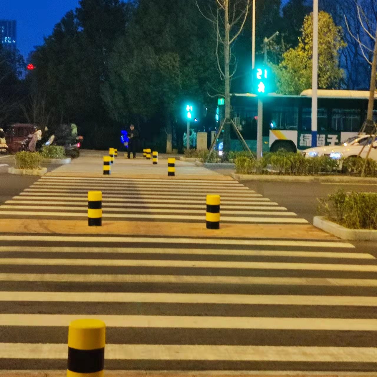 天河东路十字路口处红绿灯