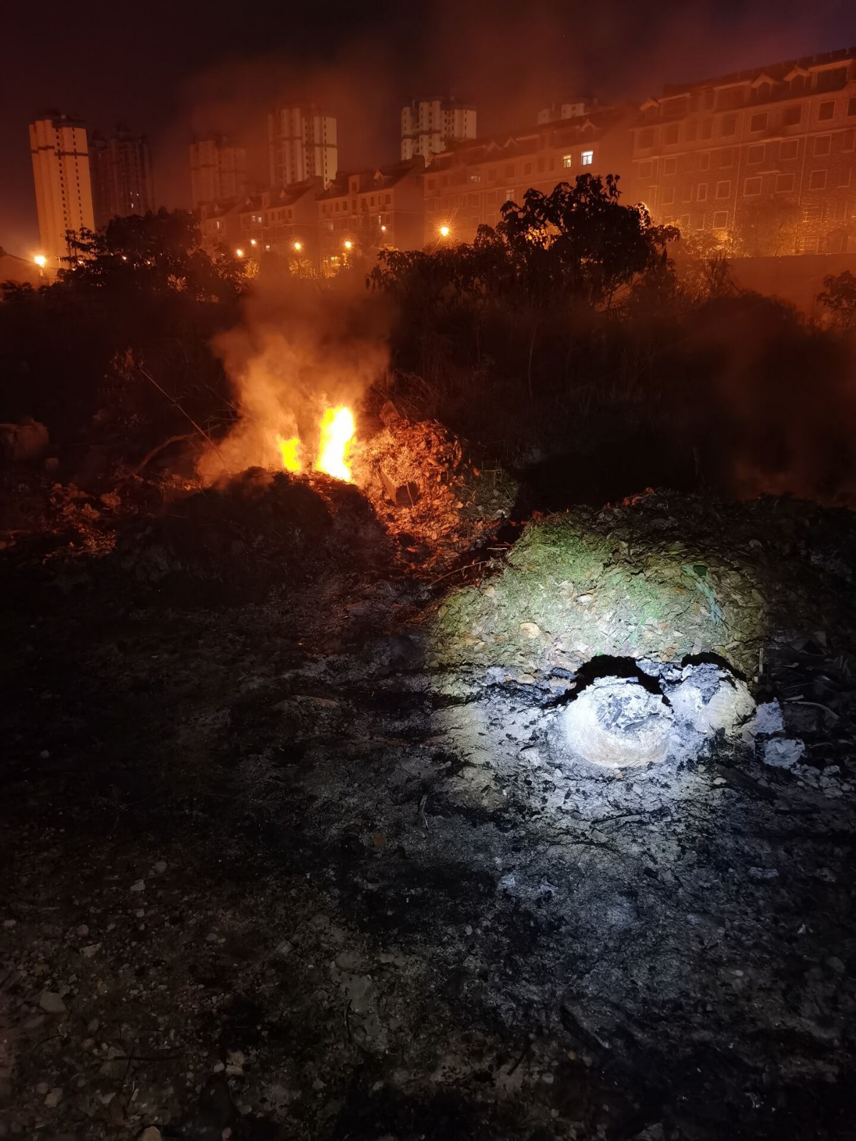 舒城县城关镇花桥路华竹实业东侧拆迁废墟空地夜间焚烧垃圾