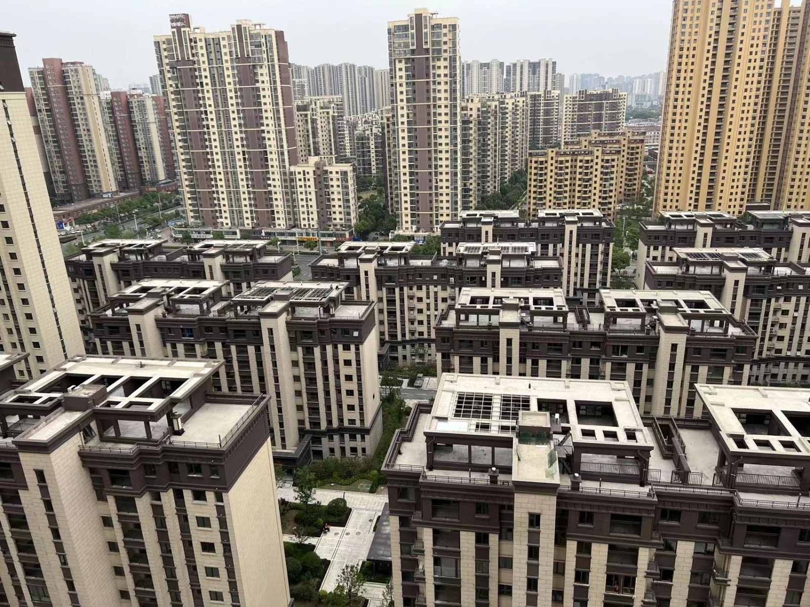 环球港小区洋房存在顶楼集体加盖现象_六安市人民政府