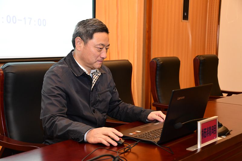 在线嘉宾市林业局党组书记、局长杨精明正在回复网民提出的问题