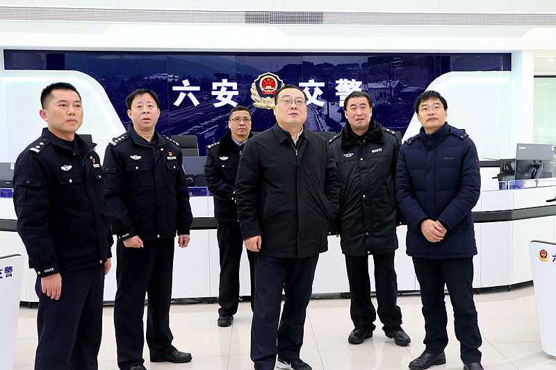 2月5日上午，市委常委、常务副市长刘洪洁到交警指挥中心，通过远程监控指挥调度平台对全市范围内各主要高速路进行远程监控，并现场调度。
