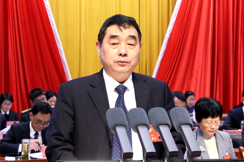 市政协主席陈家本代表政协六安市委员会常务委员会，向大会报告工作。