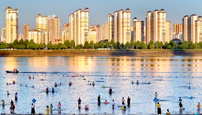 戏水消暑乐享清凉