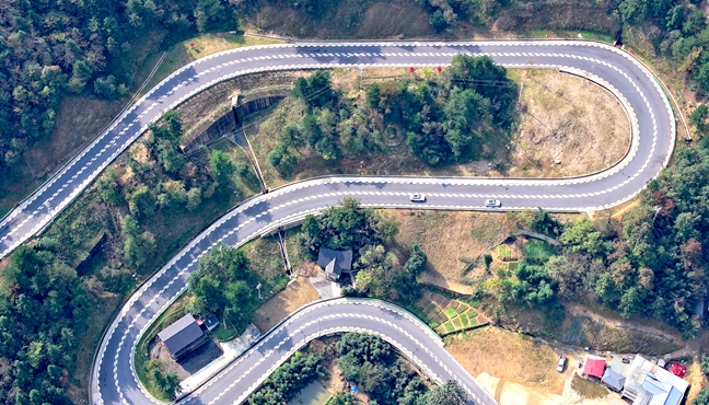 蜿蜒盘山道山村幸福长