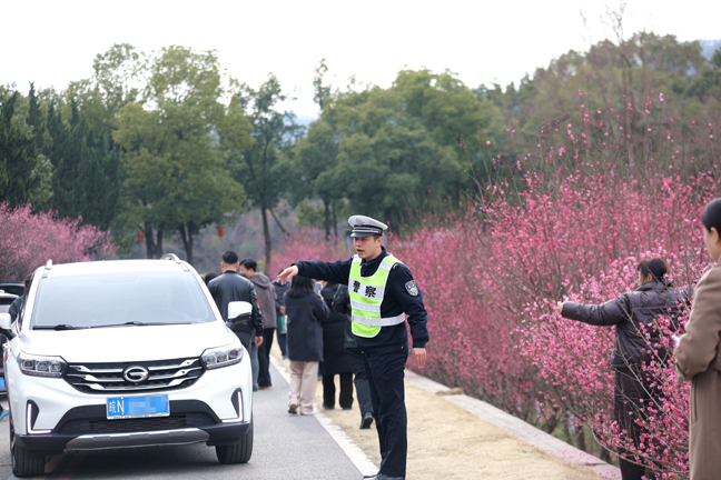 踏青赏花　美“警”相伴