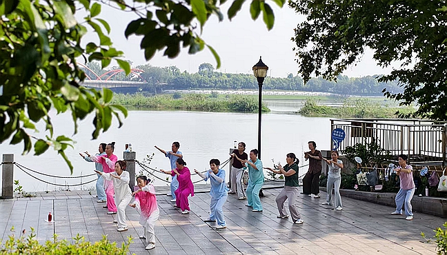 秋日晨光启 河畔健身热