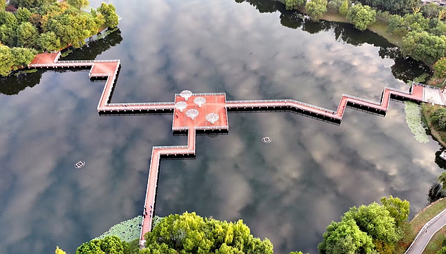 “天空之镜”
