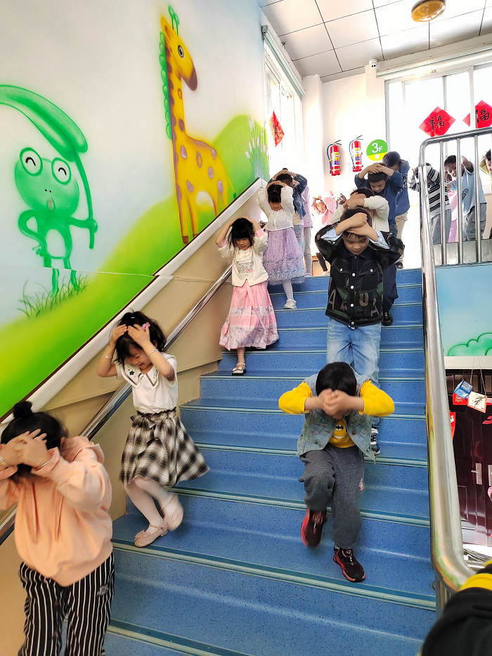 【工作推进】金安区毛坦厂镇中心幼儿园开展防震减灾应急演练活动