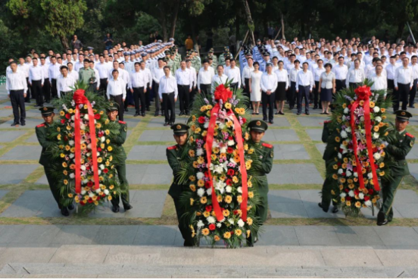 六安市举行向英雄烈士敬献花篮仪式