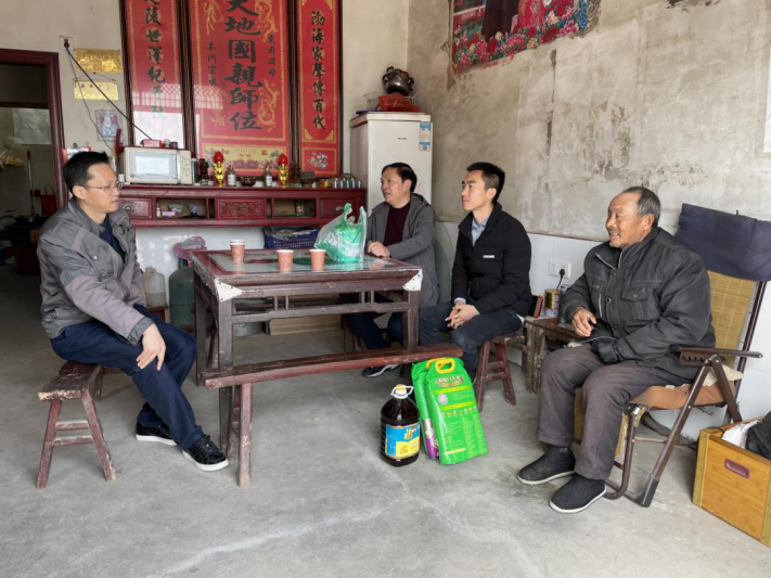 六安市退役军人事务局副局长崔勇到霍山走访慰问重点联系对象