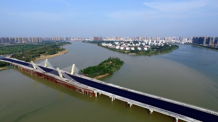 赤壁路大桥两岸