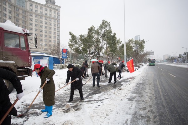 27日包保扫雪2.jpg