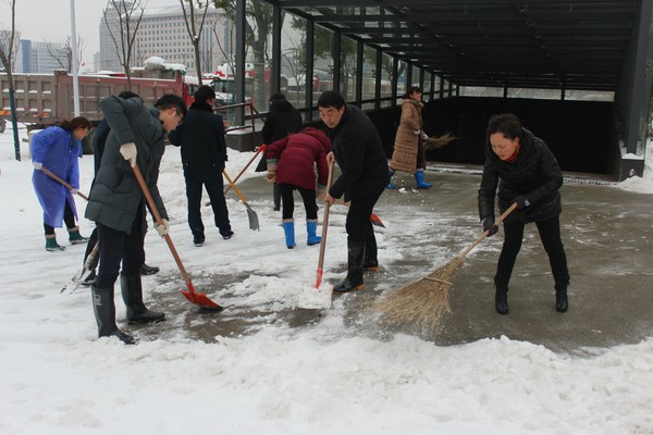 1清扫馆前积雪.jpg