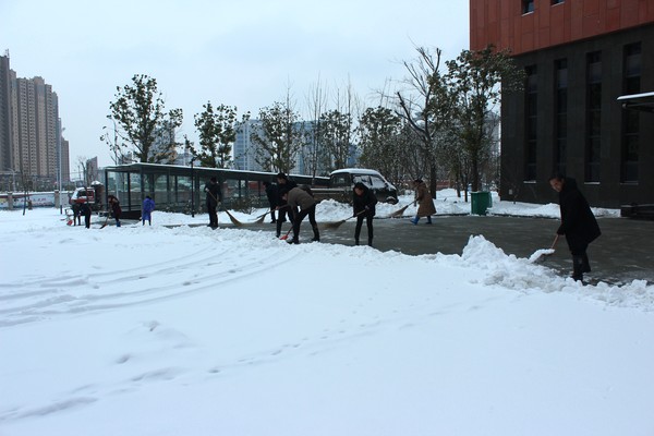 4清扫馆前积雪.jpg