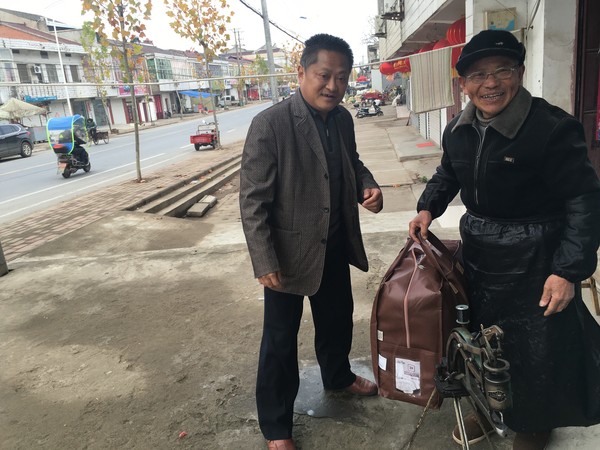 市粮食局进村入户宣讲党的十九大精神.jpg