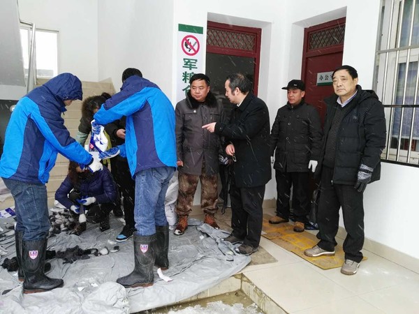 余子文局长冒雪检查军粮供应工作2.JPG
