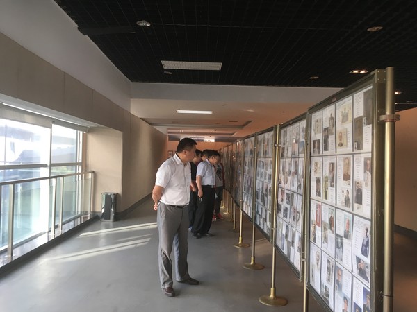 20180628“七一”前，市粮食局组织机关党员干部观摩了我市举办的“不忘初心，牢记使命—纪念建党97周年红色集邮展览”和“弘扬红色精神，致力绿色振兴—六安市建党97周年党史图片展” (1).jpg