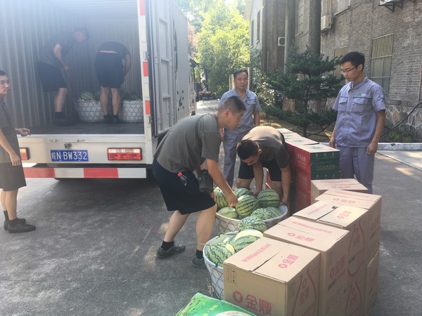 在建军91周年来临之际，2018年7月26日，市粮食局党组书记、局长王振华率局领导班子全体成员、局相关科室和军供站负责人深入空军独山场站走访慰问，并送去食用油、西瓜、饮料等慰问品2.jpg