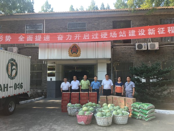 在建军91周年来临之际，2018年7月26日，市粮食局党组书记、局长王振华率局领导班子全体成员、局相关科室和军供站负责人深入空军独山场站走访慰问，并送去食用油、西瓜、饮料等慰问品3.jpg